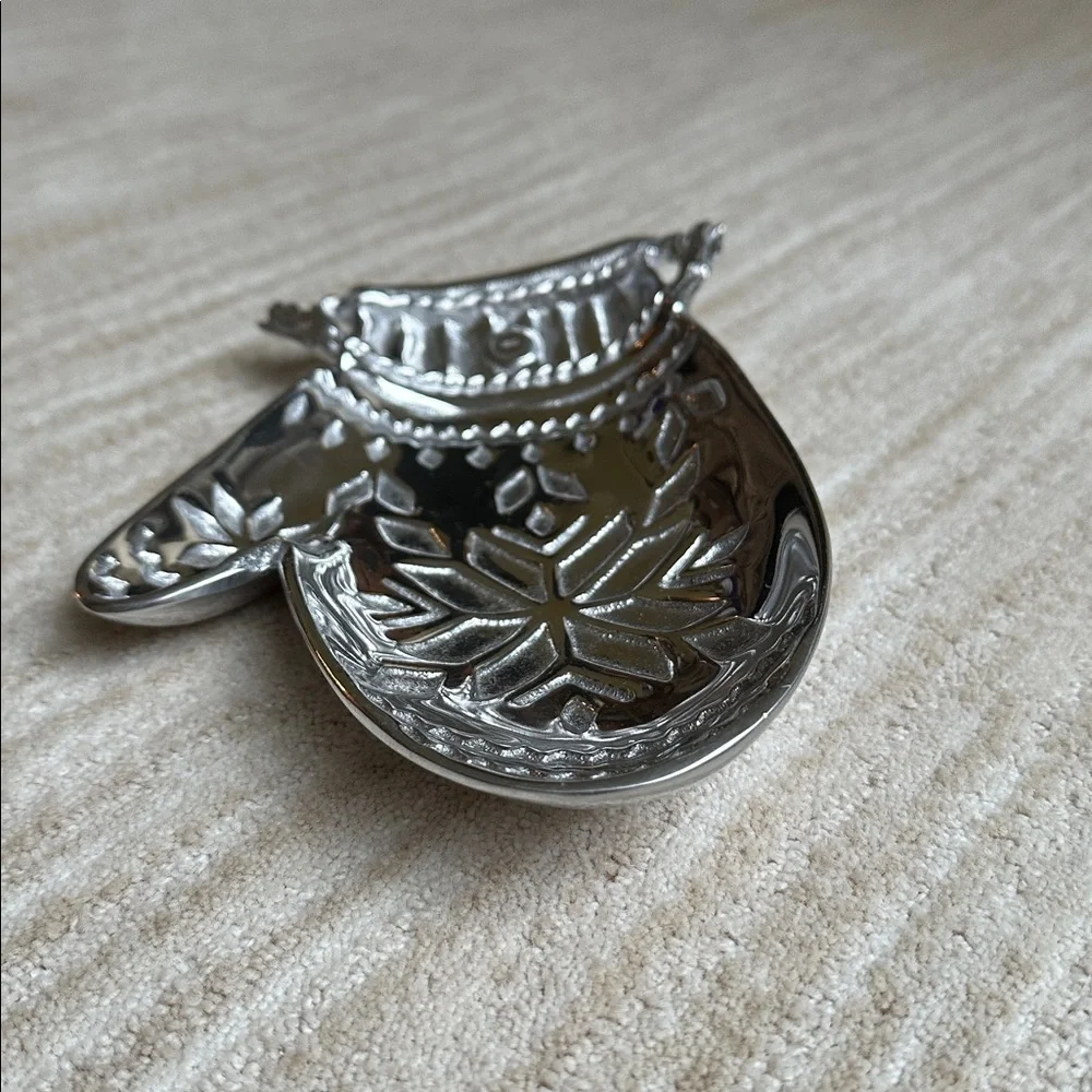 Mariposa Mitten Dish Brillante Cast Aluminum Serving Dish Candy Dish Trinket